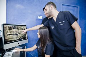 Picture of a dental team showing state-of-the-art dental equipment in Costa Rica.