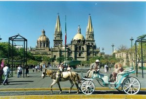 Picture of a horse and carriage in front of a church in Guadalajara, Mexico.